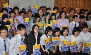 SEBAHAGIAN pelajar cemerlang STPM bergambar kenang-kenangan bersama Lim Guan Eng dan para pemimpin Kerajaan Negeri Pulau Pinang.