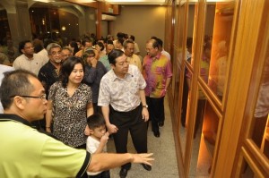 LEE Kah Choon (kiri sekali) memberi penerangan tentang sejarah kewujudan Bukit Bendera kepada Lim Guan Eng ketika melawati Galeri Bukit Bendera di sini baru-baru ini.