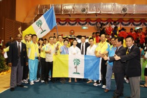 PENGERUSI Jawatankuasa Belia dan Sukan, Pembangunan Wanita, Keluarga dan Komuniti, Ong Kok Fooi (berbaju biru, tengah) dan Setiausaha Kerajaan Negeri, Datuk Farizan Darus (empat dari kanan) bergambar kenang-kenangan bersama atlet-atlet Karate Do yang memenangi pingat emas pada SUKMA tahun lalu.  