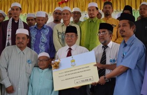 MANSOR Othman (barisan depan, empat dari kanan) bergambar kenang-kenangan bersama Abdul Malik Abul Kassim (barisan depan, tiga dari kanan), Makhtar Shafie (barisan depan, kiri sekali), Shamsudin Basir (dua dari kanan) dan guru besar serta guru-guru SAR bersempena Majlis Penyampaian Peruntukan Khas 2011 Kepada SAR di sini baru-baru ini. 