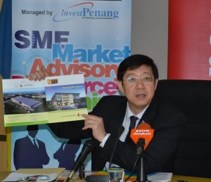 LIM Guan Eng mempamerkan pelan komersial pusat PKS.