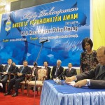 FARIZAN Darus (duduk) menandatangani surat pelantikan beliau pada Majlis Perhimpunan Perkhidmatan Awam baru-baru ini. 