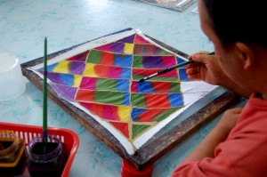 CORAK batik yang dihasilkan mengikut kreativiti pelatih. 