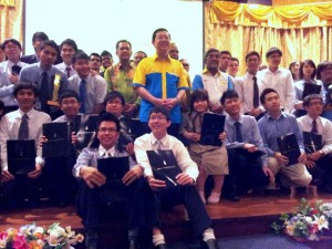 PARA pelajar tidak melepaskan peluang bergambar kenang-kenangan bersama Ketua Menteri dan barisan kepimpinan Kerajaan Negeri Pakatan Rakyat bersempena Majlis Penyampaian Anugerah Cemerlang STPM di sini baru-baru ini.