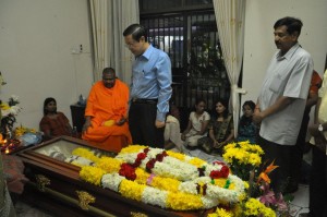 LIM Guan Eng memberikan penghormatan akhir kepada mendiang Subbaiyah di kediaman mendiang di Bagan Azam di sini baru-baru ini. Turut kelihatan adalah G. Palanivel.