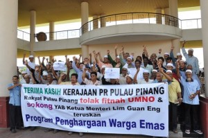 WARGA-warga emas bersama Ahli Dewan Undangan Negeri (ADUN) dan Pegawai Penyelaras KADUN menunjukkan sokongan padu kepada Kerajaan Negeri berhubung PPWE.