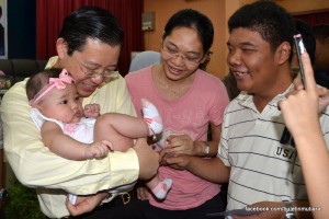 KETUA Menteri mendukung salah seorang anak emas sambil diperhatikan ibu bapanya pada Majlis Penyampaian Sumbangan Penghargaan Program Anak Emas Fasa Keempat Peringkat Daerah Barat Daya di sini barubaru ini.