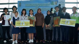 GURU-guru dan pelajar-pelajar SMK Dato’ Onn dan SJKC True Light bergambar kenangkenangan selepas masingmasing dinobatkan juara kategori sekolah menengah dan kategori sekolah rendah Anugerah Sekolah Hijau Cemerlang 2011 di sini barubaru ini.