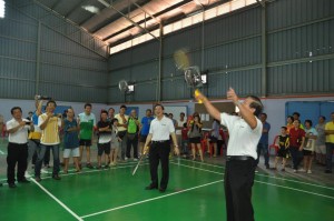AKSI Ketua Menteri dan Lim Hock Seng ketika berpasangan sebagai beregu di dalam Pertandingan Badminton Terbuka Bergu Lelaki Piala Ahli Parlimen Bagan 2012 di sini baru-baru ini. 