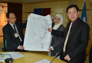 KETUA Menteri dan Yang diPertua MPPP, Ar. Patahiyah Ismail (tengah) menunjukkan peta berhubung cadangan laluan basikal di bahagian pulau, Pulau Pinang.
