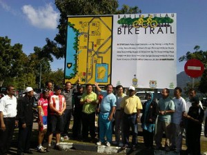 ABDUL Halim Hussain (enam dari kiri) menunjukkan papan tanda laluan Balik Pulau Eco Bike Trail yang disediakan oleh MPPP sebagai petunjuk arah kepada pengayuh basikal.