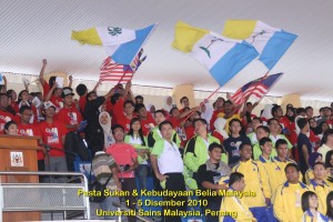 BELIA Pulau Pinang bersemangat mengibarkan bendera negeri bersempena Pesta Sukan dan Kebudayaan Belia Malaysia yang diadakan di Universiti Sains Malaysia pada Disember 2010.