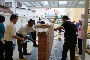 SEBAHAGIAN peserta sedang giat menjalankan latihan praktikal menyapukan simen di replika dinding yang disediakan sempena penganjuran Bengkel Pertengahan Konservasi anjuran GTWHI tahun lalu di sini.    