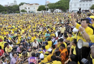 KETUA Menteri menyampaikan ucapan sambil disaksikan oleh lebih 10,000 peserta Bersih 3.0 di Padang Kota Lama, George Town di sini baru-baru ini.