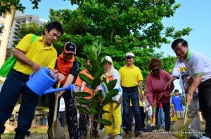 CHOW Kon Yeow (kanan sekali), Patahiyah Ismail (tengah, berseluar kuning) dan TehYee Cheu (kiri sekali) menyiram pokok yang baru selesai ditanam bersempena program gotong-royong yang diadakan di Pantai Tanjung Bungah di sini baru-baru ini.