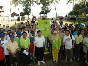 SEBAHAGIAN peserta yang hadir bergambar bersama-sama sebelum bermulanya acara membersihkan pantai ‘Penang Beach Make-Over 2011’ di Batu Feringghi di sini baru-baru ini.