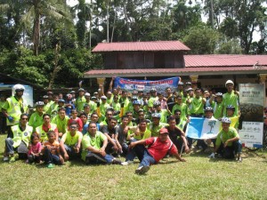 PARA peserta PKI 12 bergambar kenang-kenangan sebelum memulakan kayuhan ke Bukit Hijau di sini baru-baru ini.