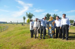 ROSLAN Ibrahim (empat dari kanan) menunjukkan lokasi projek Vision Park kepada Chow Kon Yeow (dua dari kanan) dan Maimunah Mohd. Sharif (tiga dari kanan) bersempena lawatan tapak di sini baru-baru ini.