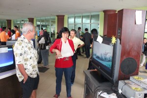 ORANG ramai meninjau sebahagian barangan yang dilelong oleh MPSP.