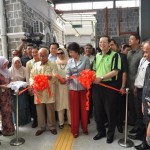 TUN Abdul Rahman Abbas (empat dari kiri) bersama isteri memotong reben bersama Ng Yen Yen (tengah) dan Lim Guan Eng (berbaju hijau) pada Majlis Penyerahan Projek Menaiktaraf Keretapi Bukit Bendera kepada PHC di sini baru-baru ini.