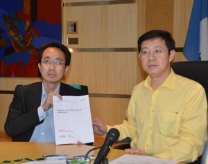 KETUA Menteri (kanan) bersama salah seorang Ahli Jawatankuasa Siasatan Parkir Bertingkat Bukit Bendera, Ar. Lawrence Lim Hua Kwang menunjukkan laporan siasatan yang telah siap.