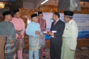 WAKIL Kerajaan Arab Saudi (dua dari kanan) menyampaikan Al-Quran sebagai simbolik sumbangan 3,000 naskah Al-Quran kepada Abdul Rahman Haji Abbas (tiga dari kiri) sambil diperhatikan oleh Mansor Othman (kiri sekali), Datuk Seri Farizan Darus (dua dari kiri), Datuk Abdul Halim Hussain (tiga dari kanan) dan Abdul Malik Abul Kassim (kanan sekali), di sini.