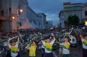 KETUA Menteri (tengah) menjulang basikal sebagai tanda sokongan mewujudkann Hari Tanpa Kenderaan di sini baru-baru ini.