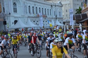 SEBAHAGIAN daripada 5,000 peserta yang turut serta dalam Majlis Pelancaran Hari Tanpa Kenderaan di sini baru-baru ini.