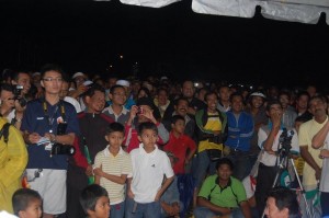ORANG ramai termasuk kanak-kanak berpusu-pusu untuk mendengar ceramah Tolak Fitnah III dari Anwar Ibrahim di sini baru-baru ini.