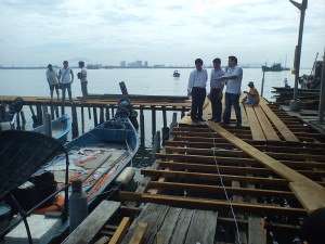 CHOW Kon Yeow (kiri) bersama Lau Keng Ee (tengah) melawat ke tapak pembinaan semula struktur jeti klan barubaru ini di sini.