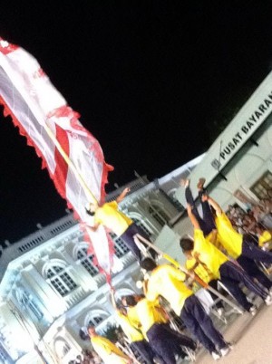ANTARA aksi menarik yang dipersembahkan oleh salah satu pasukan bersempena Pertandingan Chingay Kebangsaan 2011 di sini baru-baru ini