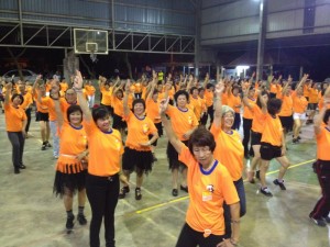 CHONG Eng (depan, berkaca mata) menari bersama para peserta Line Dancing For Malaysia Day 2012 di sini baru-baru ini.