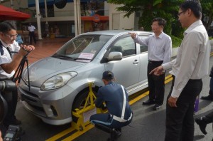 CHOW Kon Yeow (dua dari kanan) memberi penjelasan kepada pihak media mengenai sebuah kereta yang diapit ekoran melanggat undang-undang.  