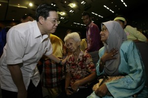 SITI Fauziah Mohd. Noor (kanan sekali) menitiskan air mata apabila meluahkan perasaan terharunya kepada Ketua Menteri pada majlis Penyampaian Sumbangan RM1,000 Pengurusan Jenazah di Dewan Sri Pinang di sini baru-baru ini. 