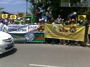 HAMPIR 50 aktivis dan penduduk tempatan melancarkan perhimpunan aman membantah operasi Lynas di perkarangan Masjid Permatang Janggus, Permatang Pauh di sini baru-baru ini.