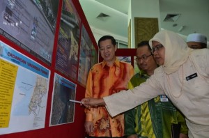 MAIMUNAH Mohd. Sharif (kanan sekali) memberi penjelasan mengenai cadangan projek pembangunan yang bakal dilaksanakan di SPU dan SPT kepada Ketua Menteripada Majlis Pelancaran RTD SPU dan RTD SPT 2020 di sini baru-baru ini. 