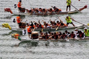 TIGA pasukan yang begitu bersemangat merebut gelaran juara Pesta Antarabangsa Perahu Naga 2011 di Teluk Bahang di sini baru-baru ini.