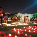 ORANG ramai menyalakan lilin sebagai tanda sokongan program ‘Earth Hour’. 