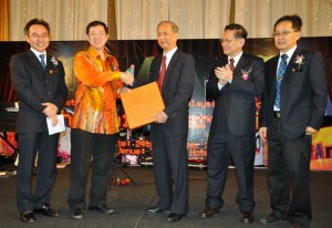 LIM Guan Eng menerima cenderamata penghargaan daripada wakil IEM pada Majlis Makan Malam Tahunan IEM Ke-44 di sini barubaru ini.
