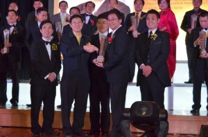 LIM Guan Eng (barisan hadapan, dua dari kiri) bersama sebahagian penerima Augerah Emas ‘The 2nd Top 50 Enterprise Awards Malaysia 2011’.