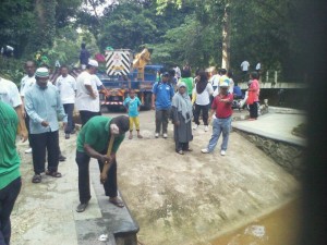 PARA penduduk setempat dan sukarelawan berganding bahu membersihkan  Air Terjun Kampung Perlis di sini baru-baru ini. 