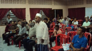 SALAH seorang penduduk di Kampung Jawa, Bayan Baru bertanyakan sesuatu kepada wakil agensi yang hadir pada sesi dialog bersama rakyat.  