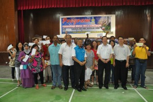 PARA Ibu tunggal dan warga emas bergambar kenang-kenangan selepas selesainya Majlis Penyampaian Sumbangan Program Warga Emas dan Ibu Tunggal Peringkat Daerah Seberang Perai Tengah di sini.