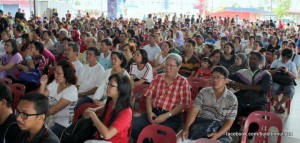 A N T A R A p e n e r i m a yang hadir pada Majlis Penyampaian Sumbangan P r o g r a m W a r g a Emas dan Ibu Tunggal P e r i n g k a t Daerah Timur Laut di sini.