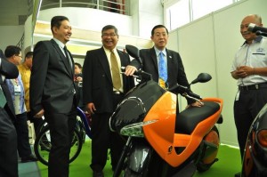 LIM Guan Eng mencuba prototaip motosikal masa depan keluaran syarikat tempatan di Ekspo Industri Intrenasionale di sini.