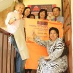 LAW Heng Kiang (berdiri, kanan sekali) bersama chef terkenal, Chef Wan (depan, kiri sekali) dan barisan penganjur menunjukkan tanda bagus sempena penganjuran Kelas Memasak Tropical Spice Garden baru-baru ini.