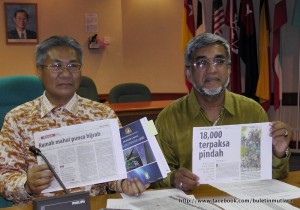 MANSOR Othman (kiri) dan Abdul Malik Abul Kassim menunjukkan keratan akhbar berhubung dakwaan tidak berasas penghijrahan orang Melayu Pulau Pinang pada sidang media di sini baru-baru ini.