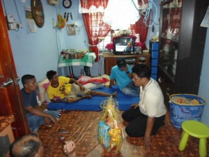 SKUAD Prihatin ketika menziarahi seorang remaja yang patah kaki akibat kemalangan motosikal di Jalan Tenggiri, Seberang Jaya.