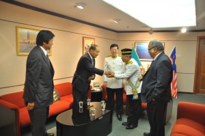 MANSOR Othman (dua dari kanan) berjabat tangan dengan H.E. Shigaru Nakamura (dua dari kiri) sambil diperhatikan Ketua Menteri, Prof. P. Ramasamy (kanan sekali) dan Tetsuro Kai (kiri sekali) ketika kunjungan hormat beliau ke Pejabat Ketua Menteri di sini baru-baru ini. AHLI-ahli