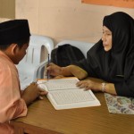 SITI Rohani Md.Noor membetulkan bacaan tajwid pelajar di Pusat KAFA Al-Manshoor, Batu Uban.